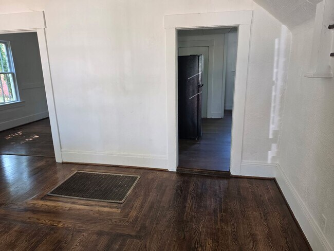 Building Photo - 3 br 1 bath house