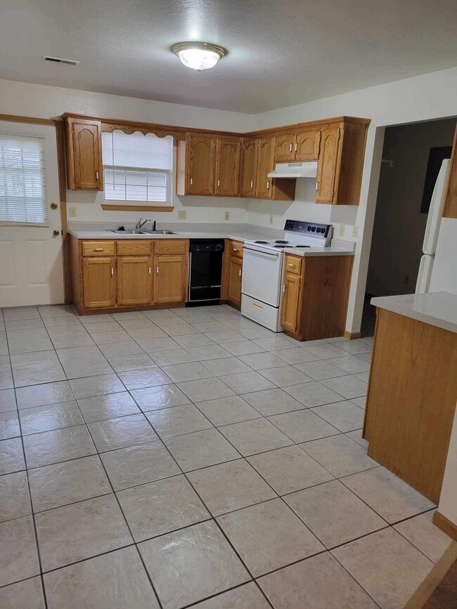 Building Photo - 2 BEDROOM 2 BATHROOM DUPLEX WITH GARAGE