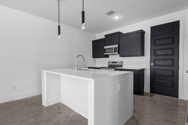 Building Photo - NOW LEASING!  4 bed, 4.5 bath modern home
