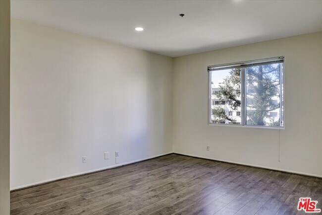 Building Photo - 10600 Wilshire Blvd