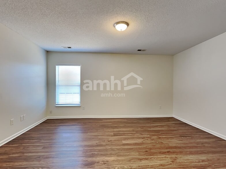 Building Photo - 3007 Crusades St