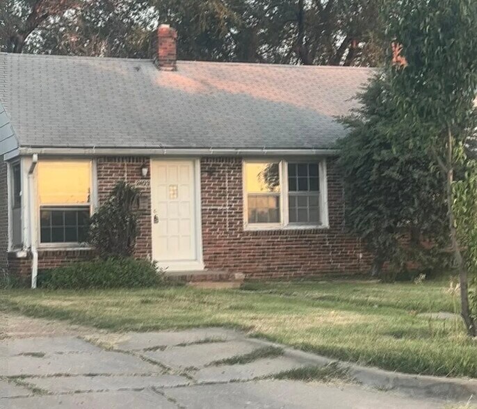Building Photo - 2403 E Bayley St