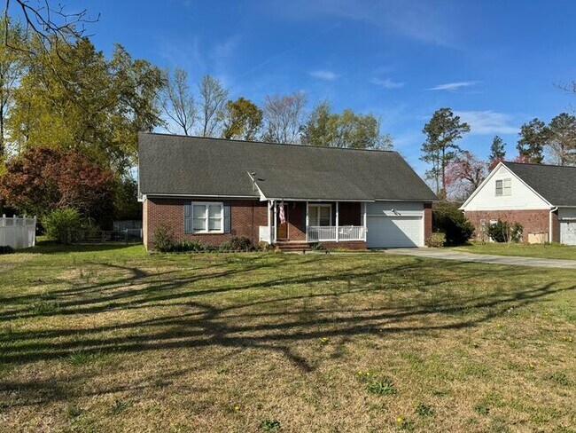 Building Photo - 4 bedroom 3 Bath Home