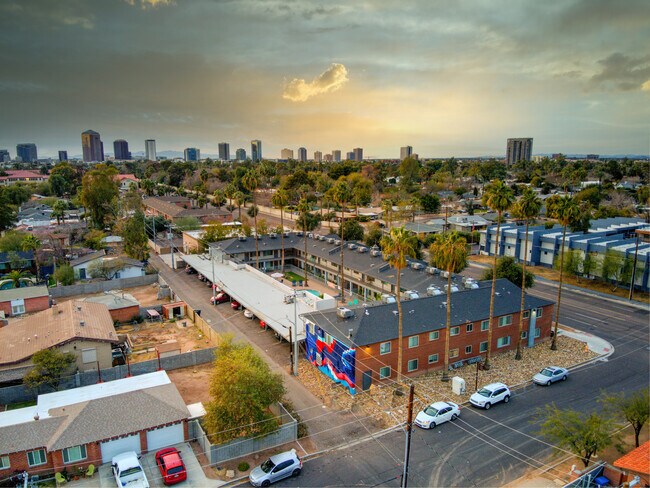 Building Photo - 1333 E Thomas Rd