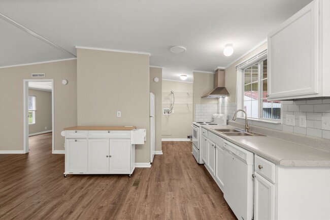 Building Photo - beautifully refreshed 3-bedroom, 2-bath ho...