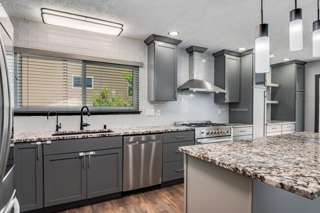Building Photo - 1600 Cullen Ln NE