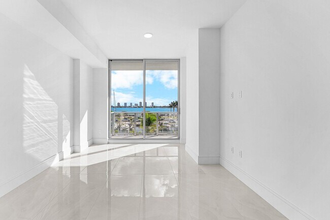 Building Photo - 220 Lake Shore Dr