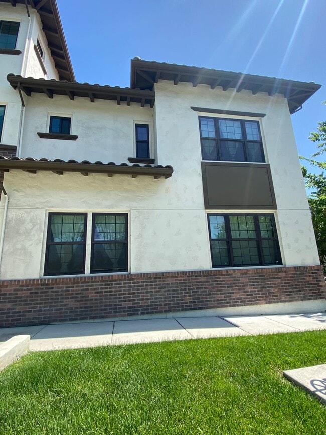 Building Photo - Pleasanton End Unit Andares Townhouse 3 BD...