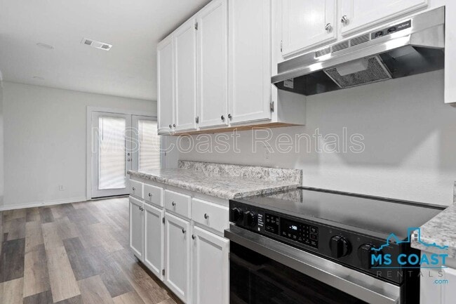 Building Photo - 340 Hiller Dr