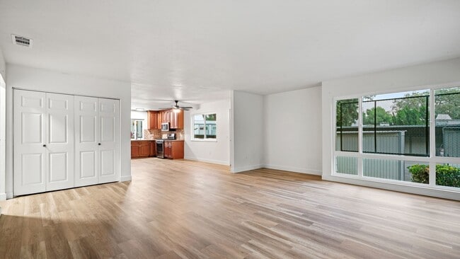 Building Photo - Spacious 3-Bedroom End Unit with Golf Cour...