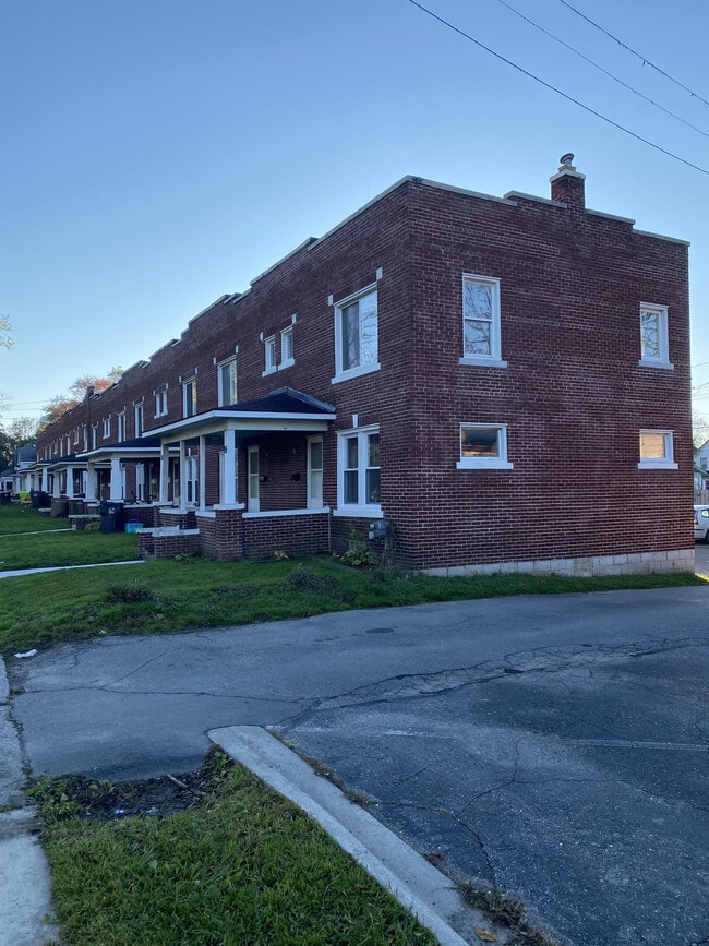 Building Photo - 99 W Rundell St