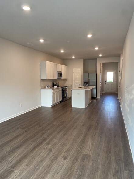 Building Photo - 681 Birdie Dr