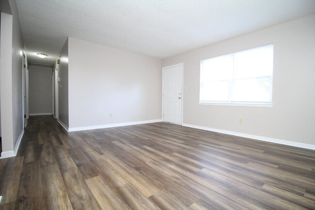 Building Photo - Available 8/28 – Updated Gulf Breeze 3BR w...