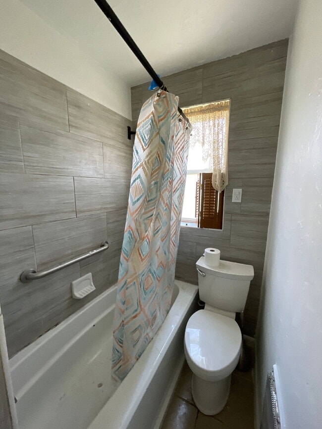 Building Photo - Cozy 3 Bedroom 1 Bath Home! - THIS PROPERTY HAS A PENDING APPLICATION. PLEASE CHECK WITH OUR OFFI...