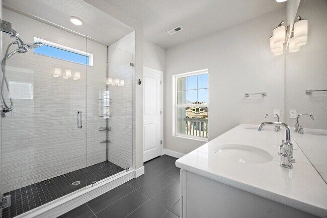 Building Photo - Modern 4 Bedroom, 2 Bathroom Westside Home with Balcony Views of Garden of the Gods!