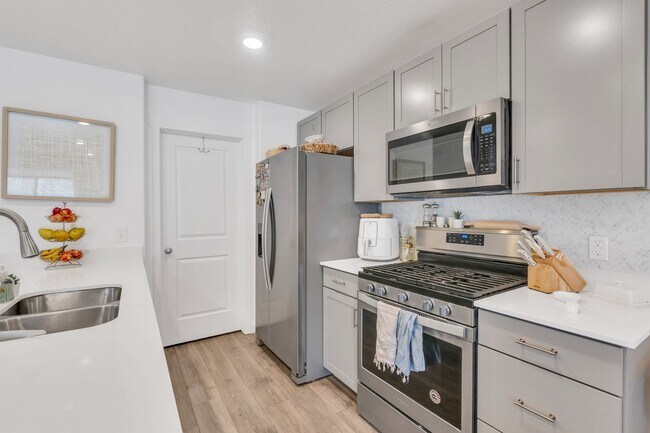 Building Photo - Lar-38 N Heading Row Saratoga Springs, UT 84043