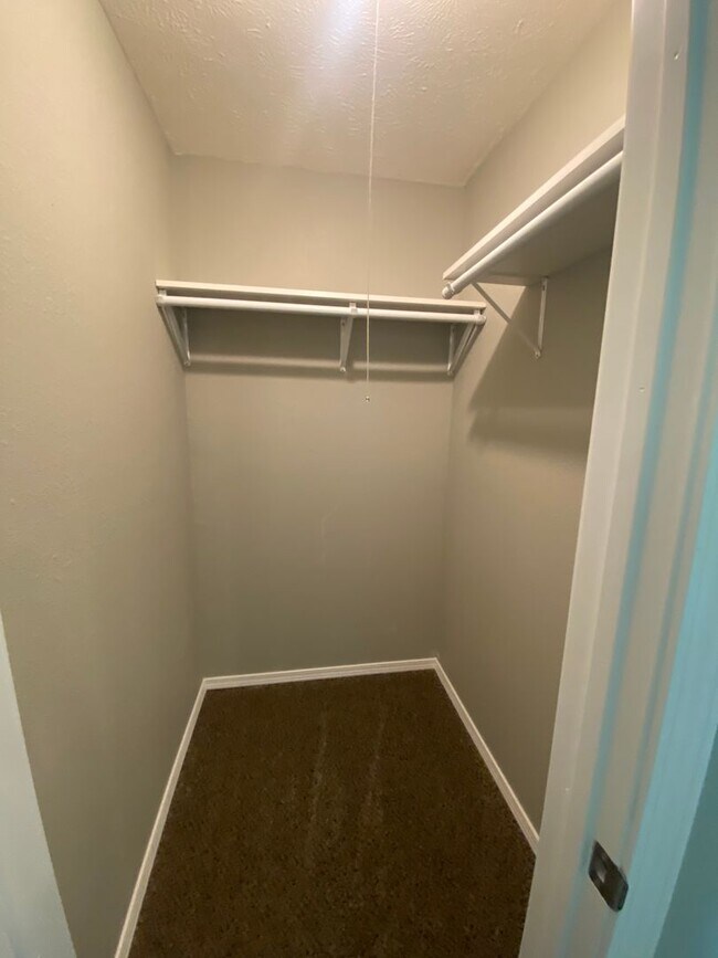 Building Photo - Newly remodeled 3 bedroom 2 bath home with...