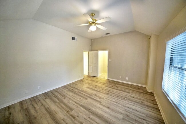 Building Photo - Beautiful Home in the desirable Shavano Ga...