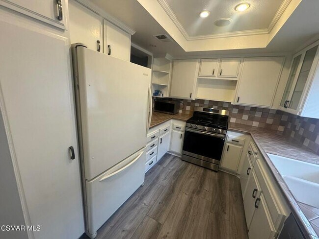 Building Photo - 12115 Valleyheart Dr