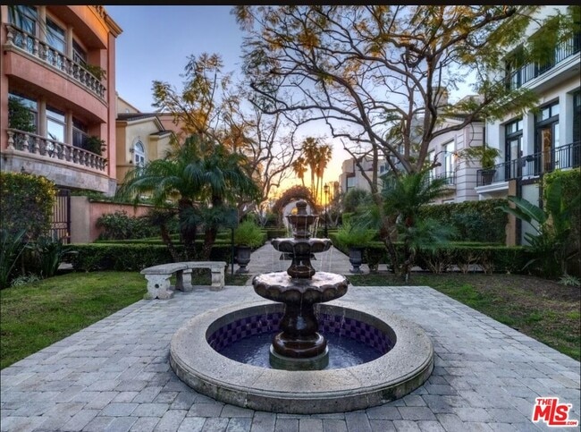 Building Photo - 129 Channel Pointe Mall