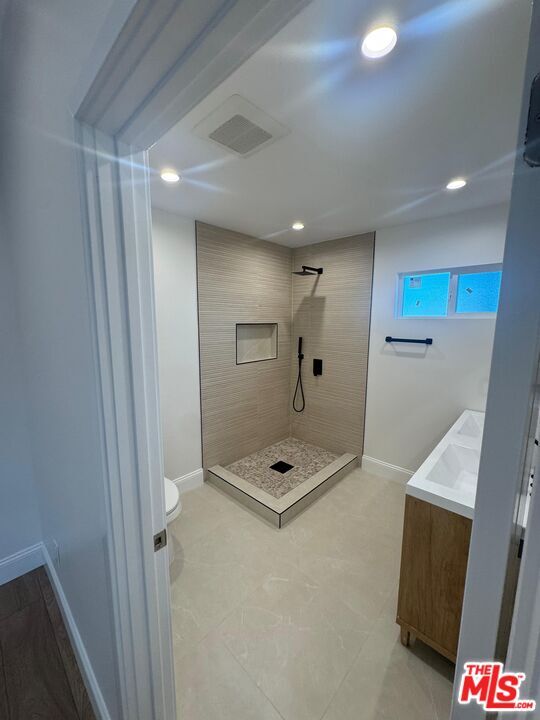 Building Photo - 6542 Zelzah Ave