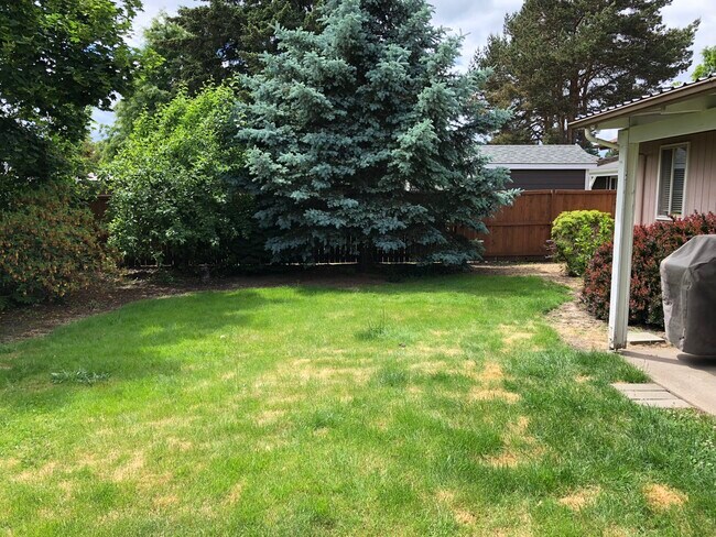 Building Photo - 510 NW Baker Creek Rd