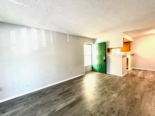 Building Photo - 2-Bedroom in Woodside Condos