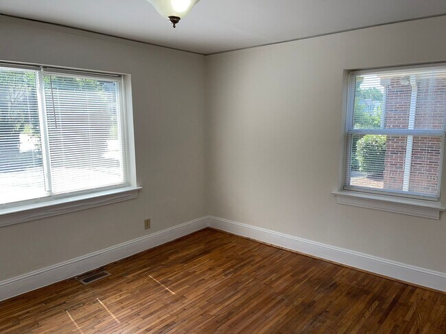 Building Photo - 1308 S Kings Dr