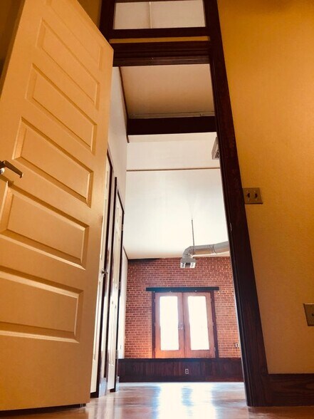 Building Photo - 115 E Tyler