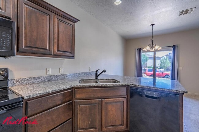 Building Photo - Charming 3 bedroom Townhome. 2 Community Pools!