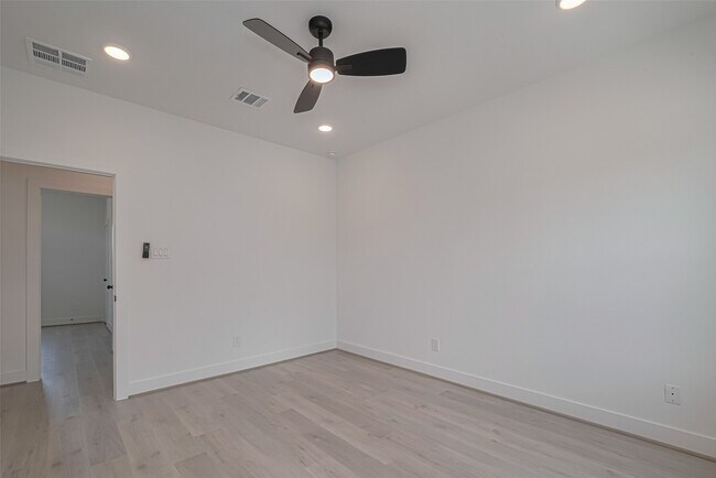Building Photo - 1340 W 24th St