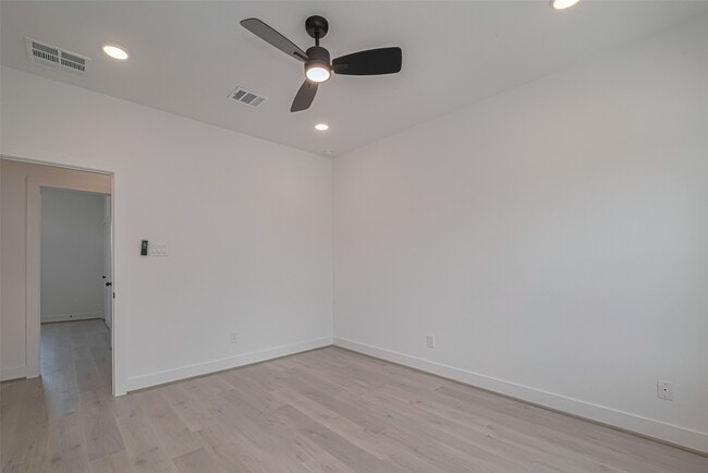 Building Photo - 1346 W 24th St