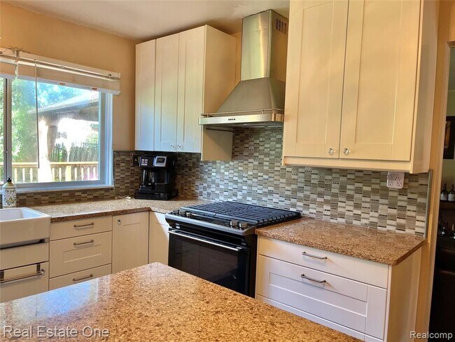 Building Photo - 5255 Folkstone Dr