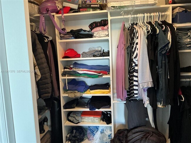 Building Photo - 400 Leslie Dr