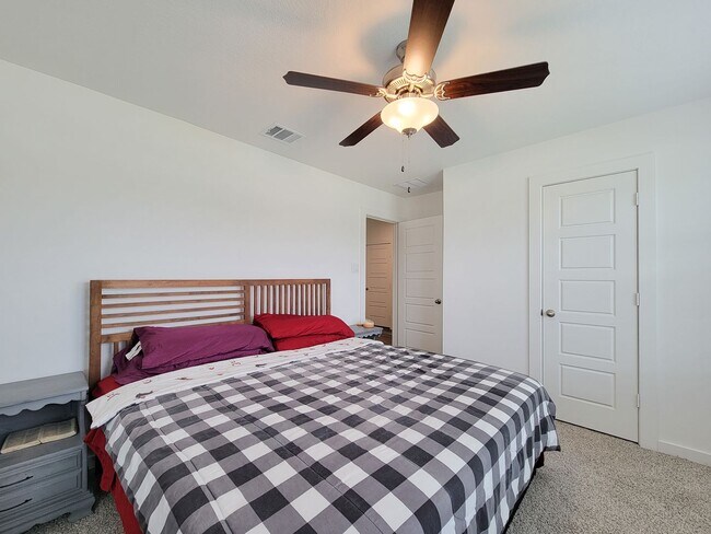 Building Photo - This stunning 4-bedroom, 2-bathroom Rosharon lease features modern upgrades, an open-concept layo...