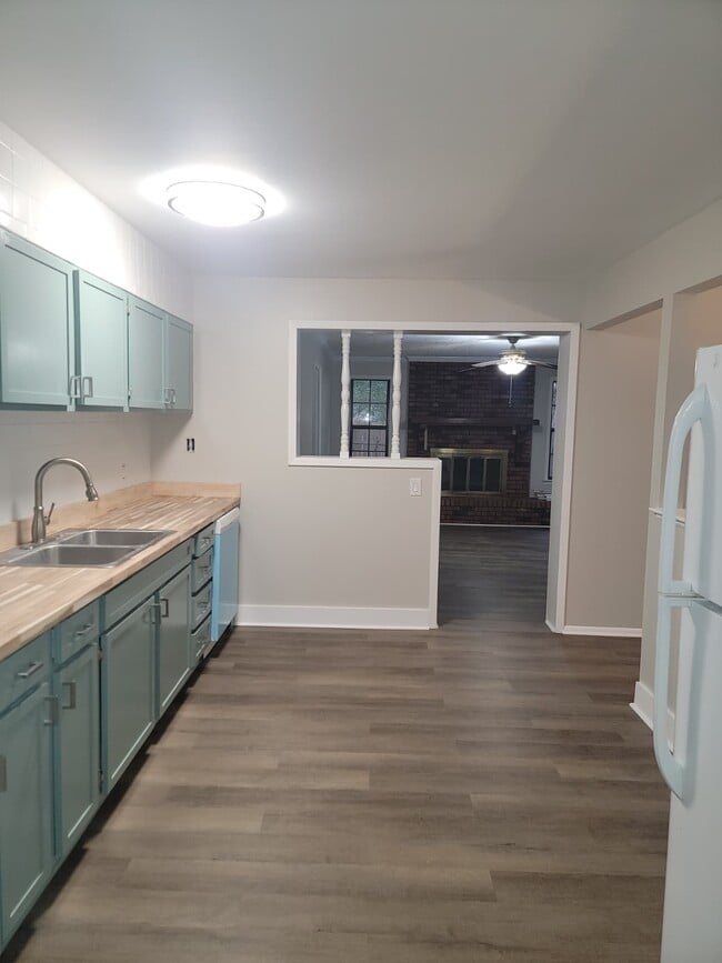 Building Photo - 2610 Demaret Dr