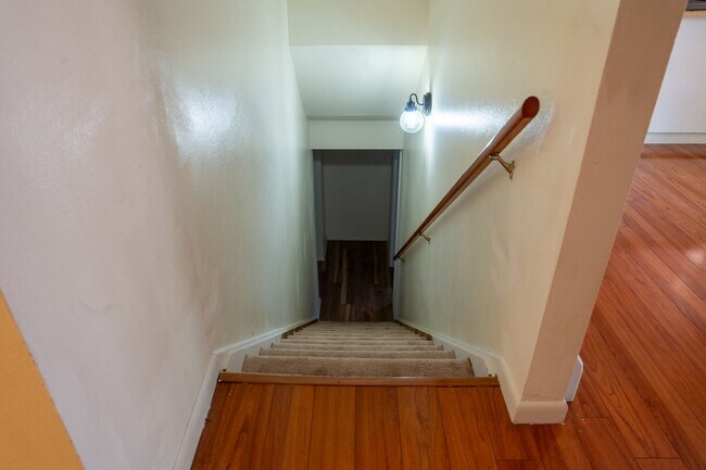 Building Photo - Spacious 6 bedroom home with 3 non conform...