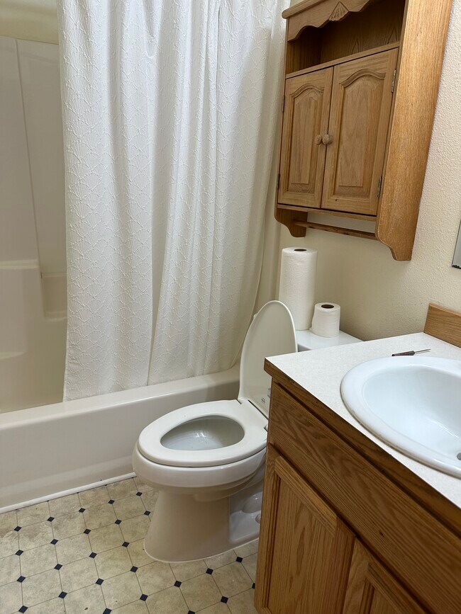 Building Photo - Upper Unit 2 Bedroom 1 Bath