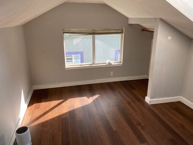 Building Photo - Steps from Campus, Minutes to Downtown – 4BR House on N Forest St | Pre-Leasing September 2026