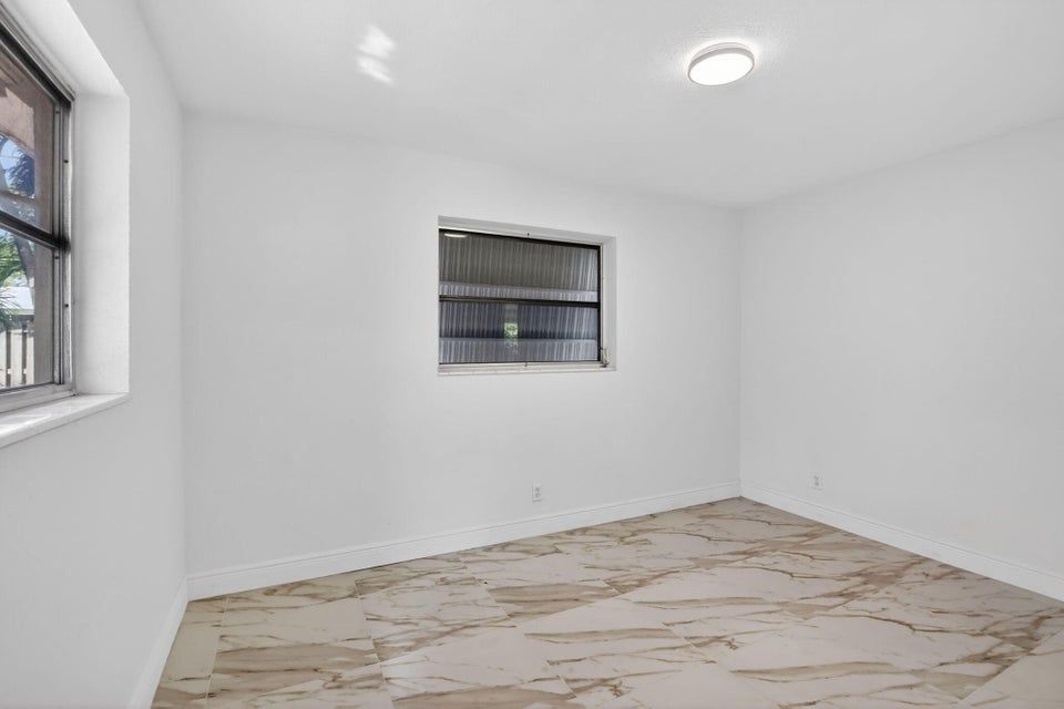 Building Photo - 5731 NE 17th Terrace