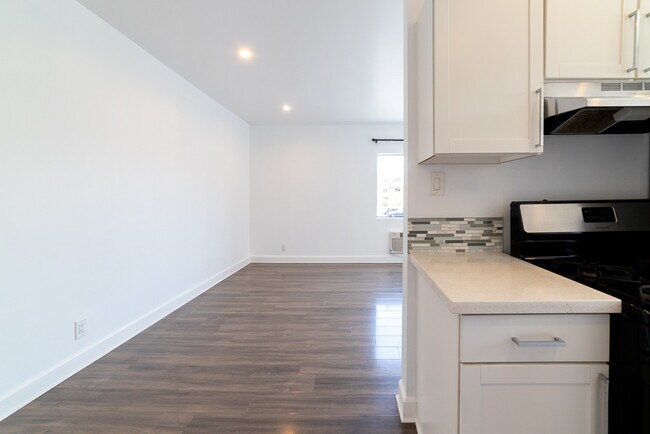 Building Photo - 319 Heliotrope Dr