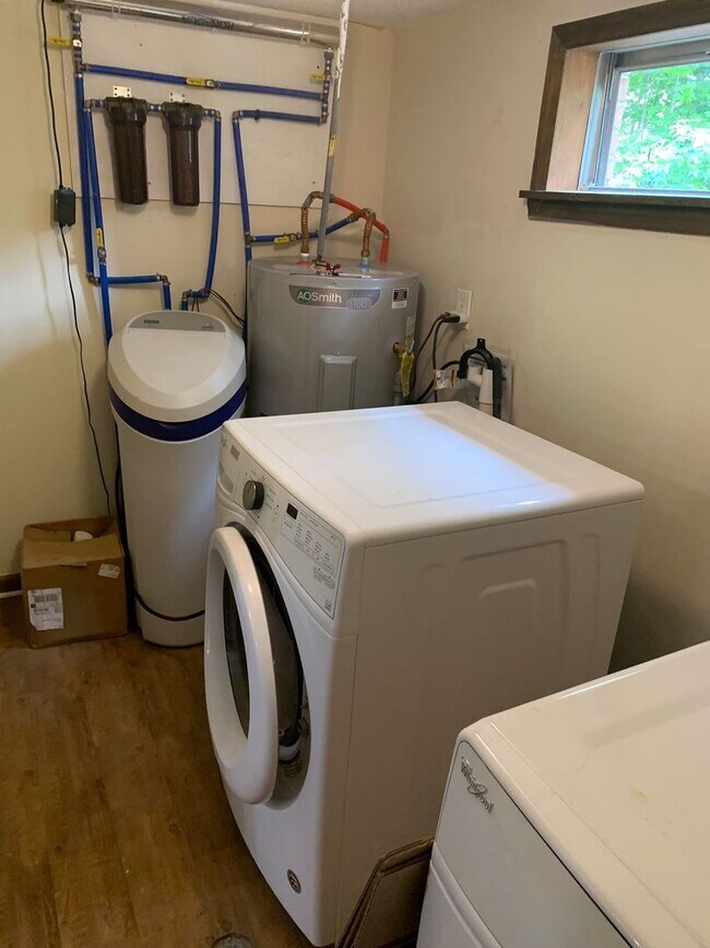 Building Photo - LIVE ON THE LAKE!!