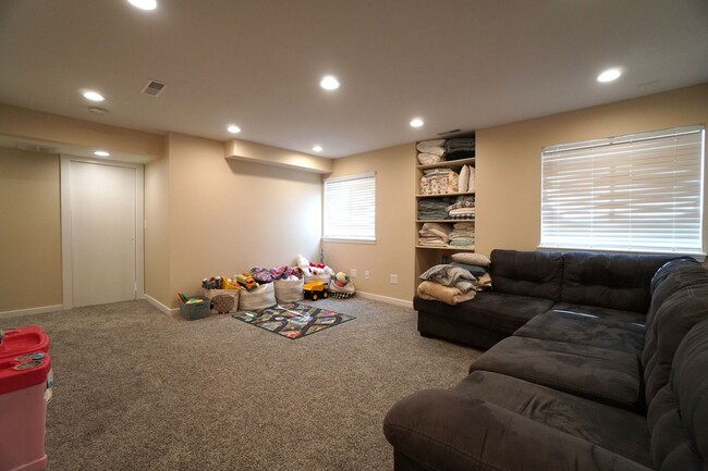 Building Photo - 7980 Camfield Cir