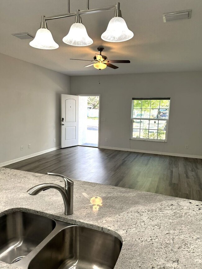 Building Photo - Newer Single Family Home 3-2-2 Seminole