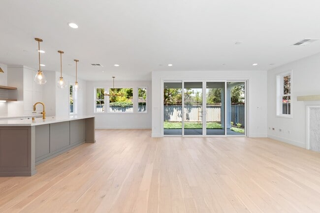 Building Photo - Amazing San Carlos Home