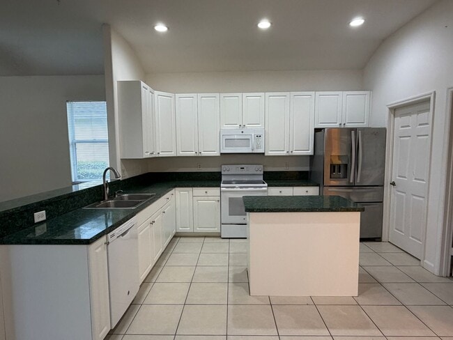 Building Photo - 3205 Brookfield Dr
