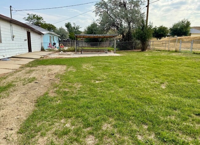 Building Photo - Roomy 3 bedroom, 2 bath with double garage