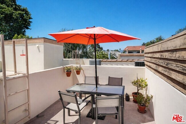 Building Photo - 11110 Camarillo St