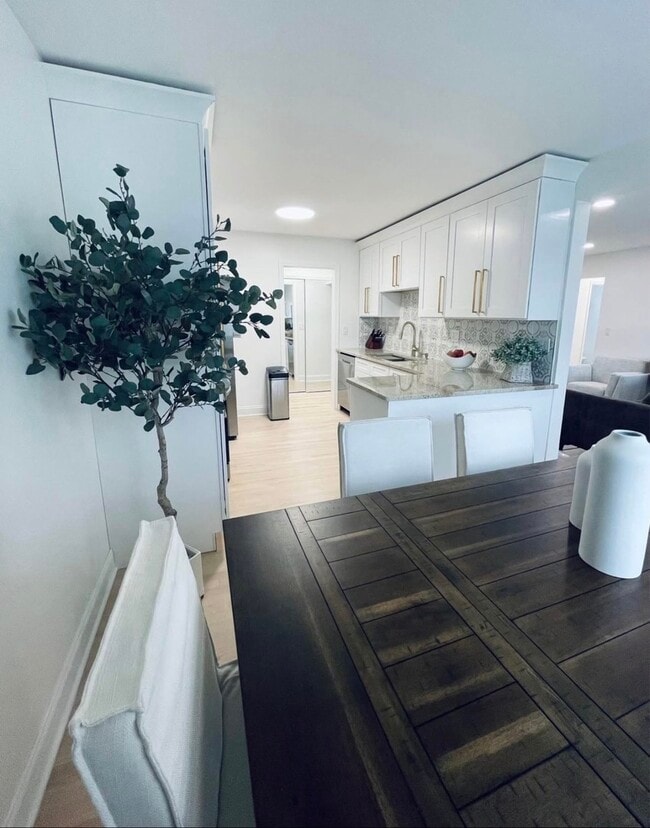 Building Photo - 952 E Old Willow Rd