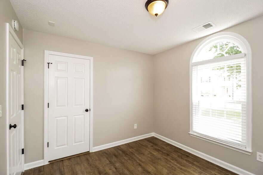 Building Photo - 526 Firethorn Ct